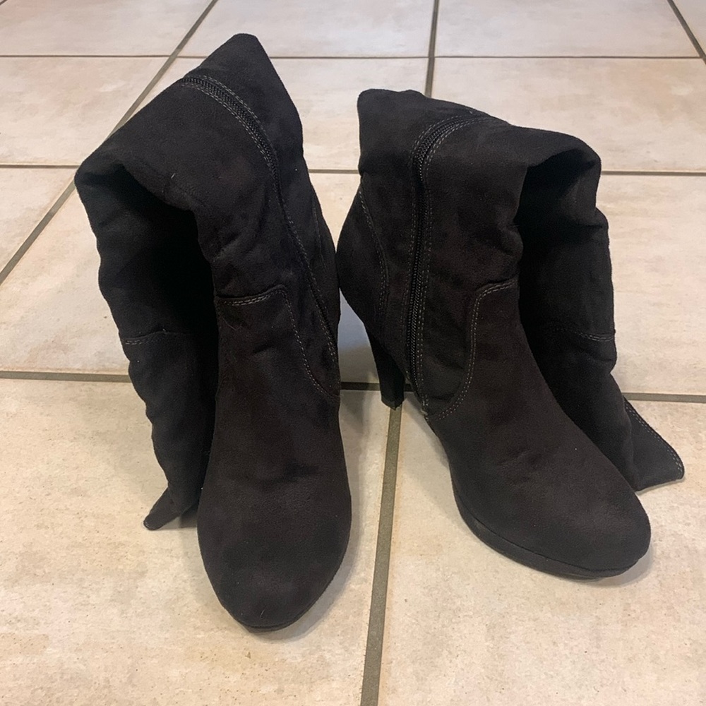 Fioni - Women’s Size 8 - Suede - 4 inch Heal - 15 inch Leg